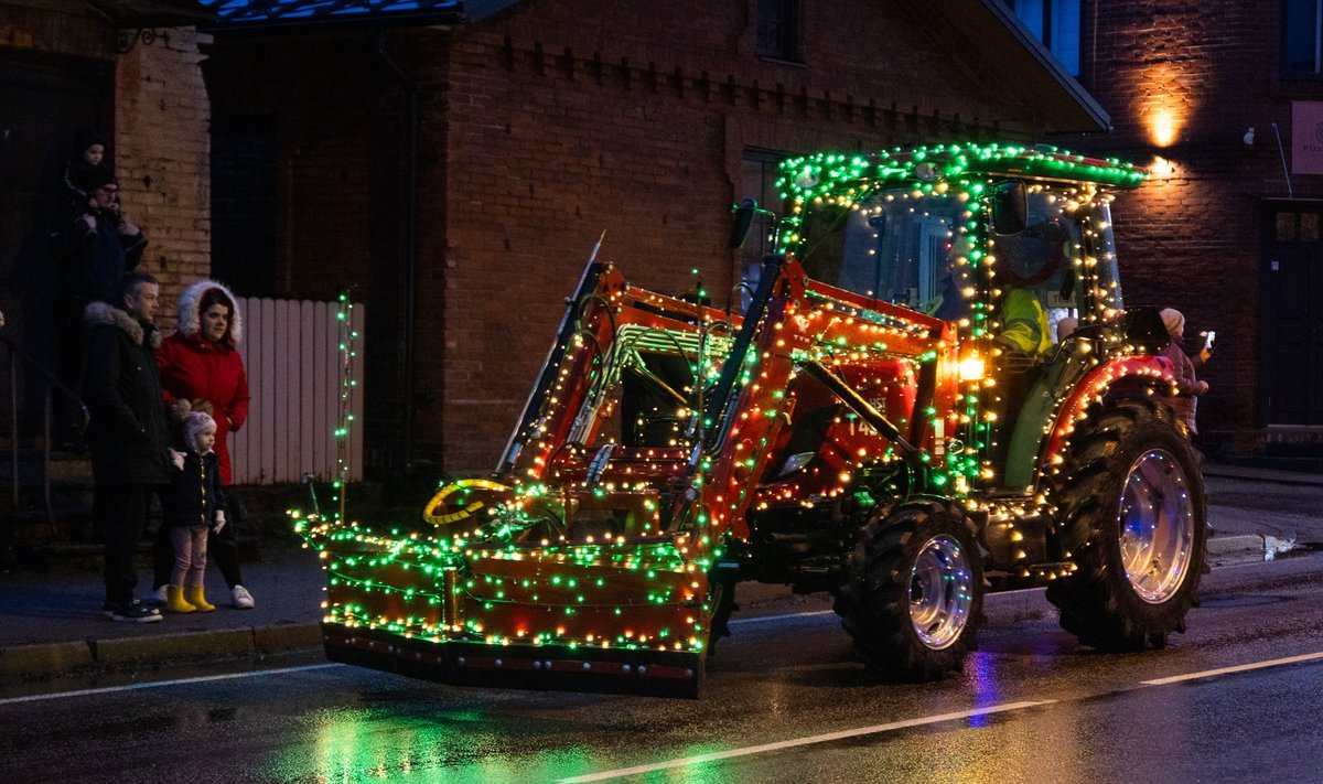 Jõuluootuse laadal võttis tänavu traktorite paraadist osa 17 sõidukit.