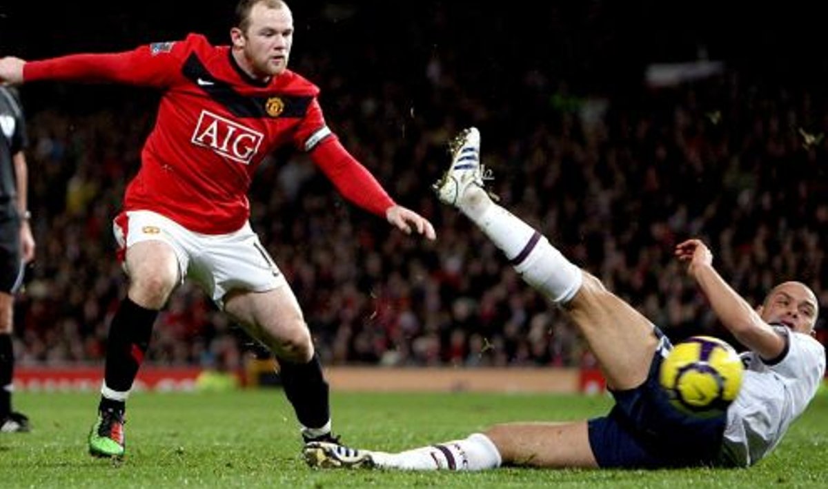 Wayne Rooney (United) ja Luke Young (Aston Villa)
