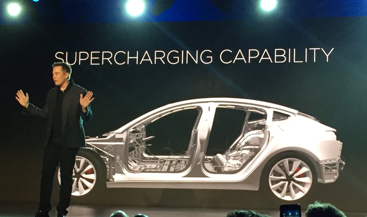 Elon Musk Tesla Model 3 esitlusel. 