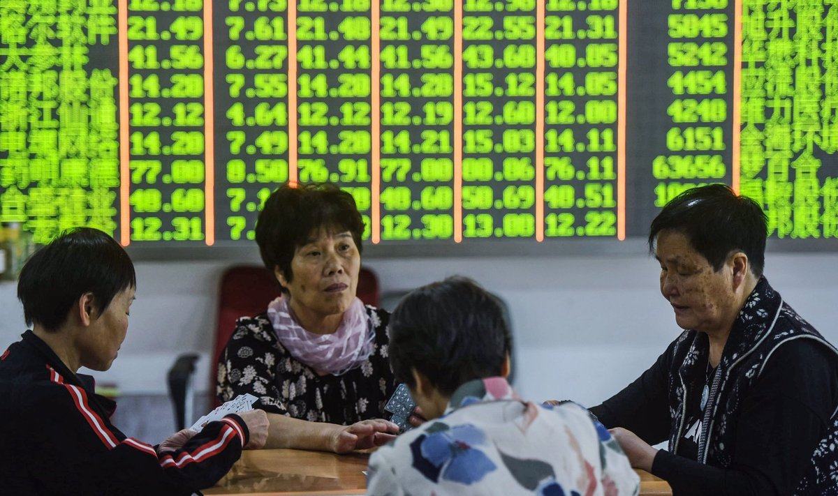 Hiinas ei lasknud investorid end maaklerfirmas aktsiate kukkumise pärast kauplemise peatamisest häirida ja hakkasid kaarte mängima.