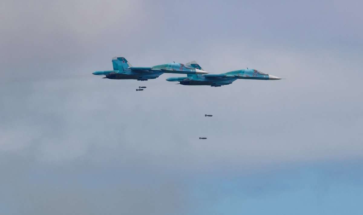 Vene Su-34 lennukid harjutavad pommide kaelaheitmist. Nende tõrjumiseks tuleb valmis olla.