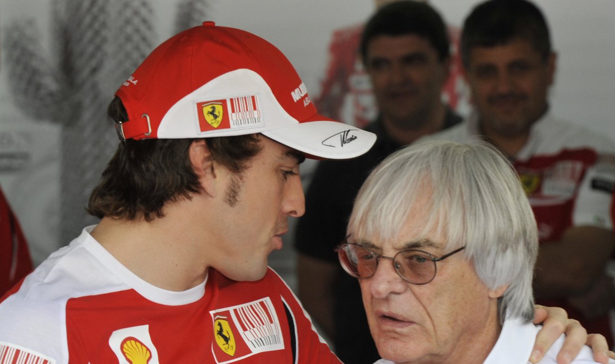 Fernando Alonso ja Bernie Ecclestone 2010. aastal Bahreinis.
