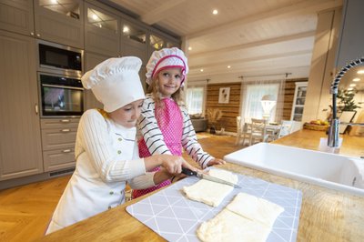 Becka ja Bianka panevad köögis toimetamiseks selga põlled ja kokamütsid.