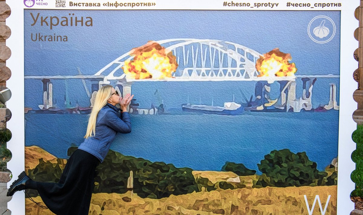 Krimmi silla plahvatus muutus kiirelt sümboolseks. Juba samal päeval ilmus ühele Kiievi tänavale selline kunstiteos.
