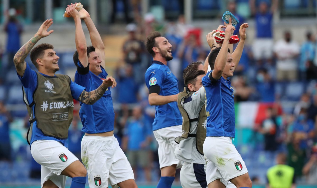 Itaalia koondise mängijad tähistamas võitu Walesi üle.