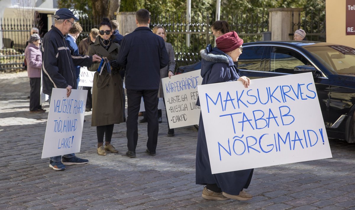 AJAB TÄNAVATELE: Olgu kärped või maksutõusud, osa rahvast pahandab. Fotol Keskerakonna maksutõusuvastane pikett Stenbocki maja ees.