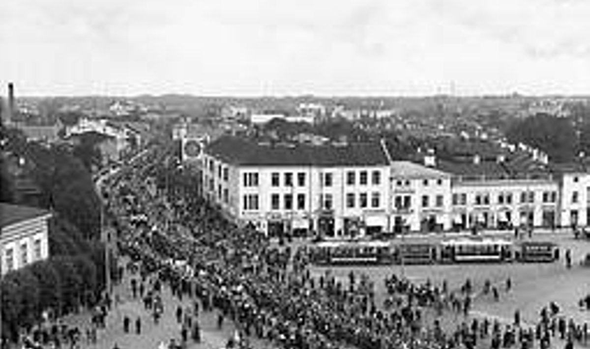 RAHVAPIDU: 1920. aastate suurimaid kultuurisündmusi oli esimene iseseisvus­aegne üldlaulupidu Tallinnas suvel 1923. Juba laulupeo rongkäigul osalenud rahvahulk oli muljetavaldav. Eesti Filmiarhiiv