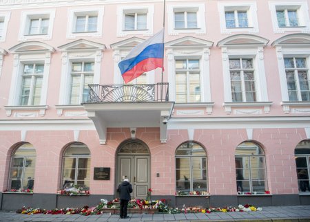 Lilled Venemaa saatkonna juures