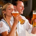 Abielumehed joovad vallalistest vähem, abielunaised rohkem