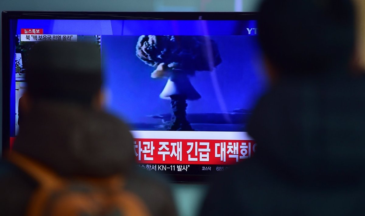 Inimesed vaatavad Seouli raudteejaamas uudist Põhja-Korea vesinikpommi katsetamise kohta 