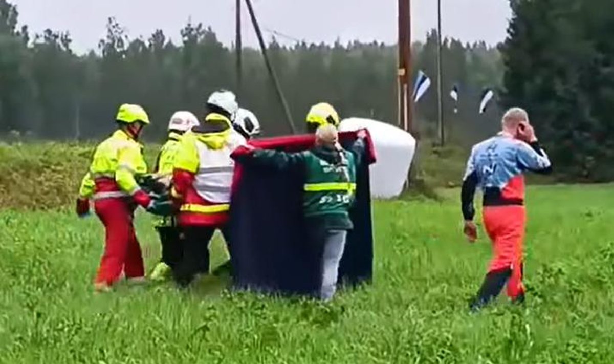 Martin Järveoja toimetati kanderaamil helikopterisse.