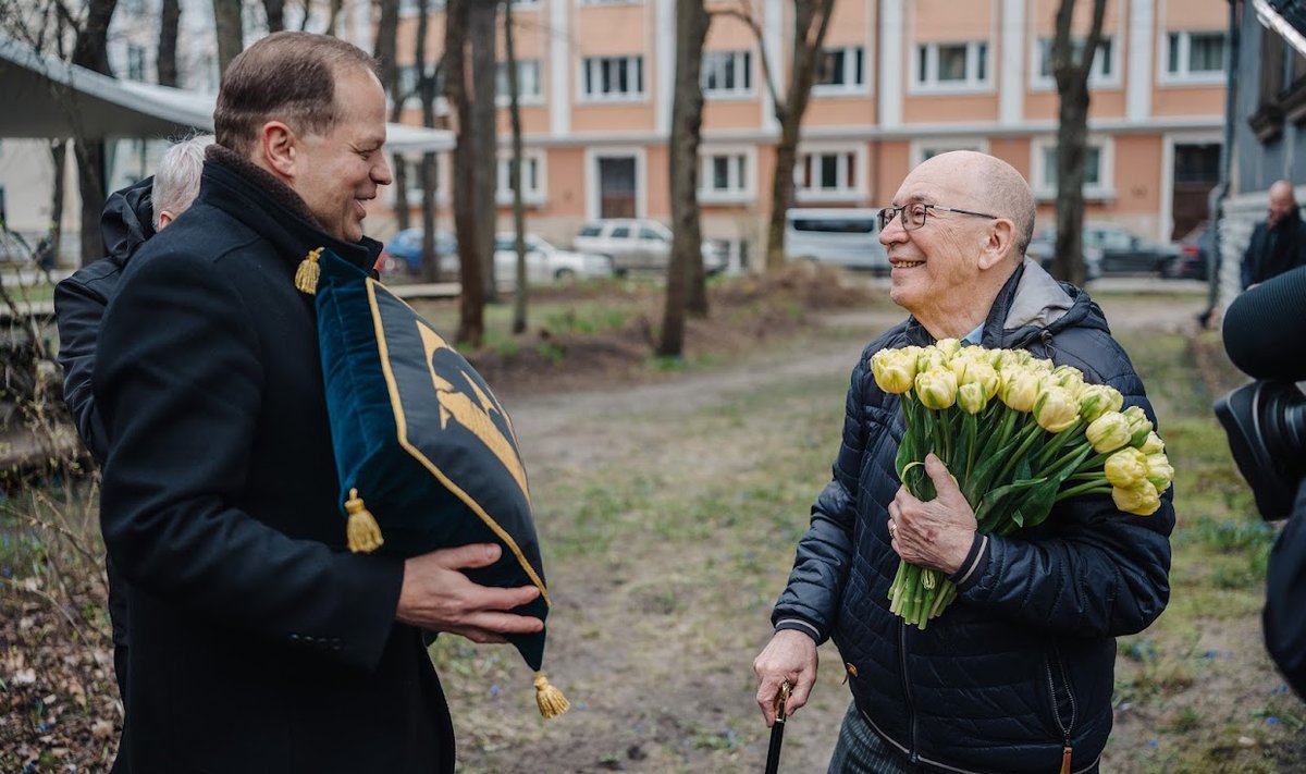 RAHVUSOOPER ESTONIA JUHT Ott Maaten andis sünnipäevalapsele Arne Mikule teatri poolt kingina üle sametist padja, sületäie tulpe ning kaunistustega jalutuskepi.