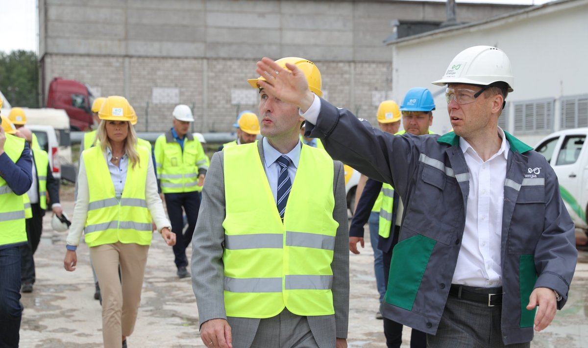 Sutter minister Martin Helmele õlitootmist näitamas. 