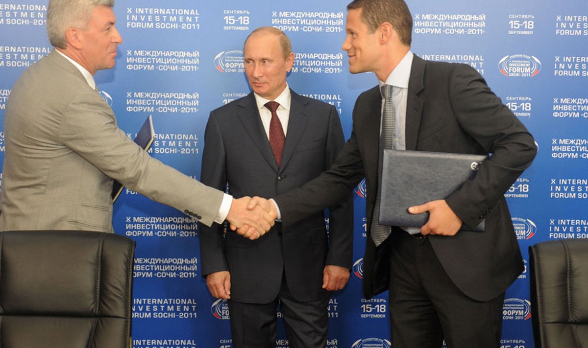 Valeri Izrailiti (vasakul) juhitav Ust-Luga sadam on osa president Vladimir Putini läände akna raiumise plaanist. 