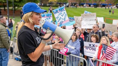 Райли Гейнс обращается к демонстрантам, выступающим за права трансперсон
