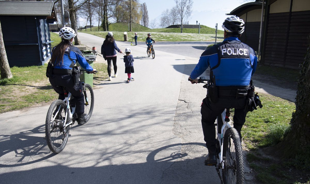 Полиция в окрестностях Женевского озера следит, чтобы люди не собирались в группы более 10 человек