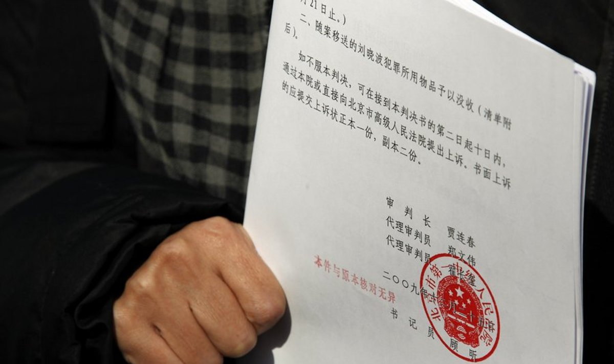 Teisitimõtleja Liu Xiabao abikaasa Liu Xia kohtuotsusega, mis mehe 11 aastaks vangi mõistis.