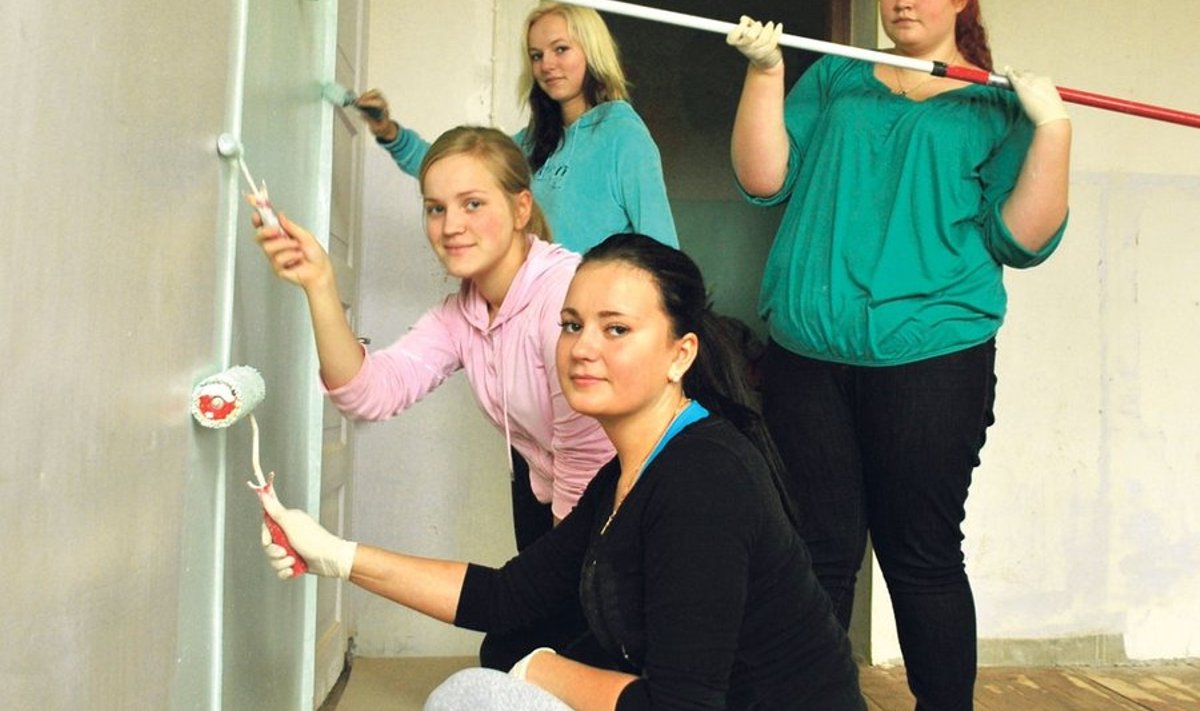 Aravete kooli muusikaklassi  seina värvivad Merilin Valtin (esiplaanil), Mari-Liis Tommula, Anne-Mai Türkel ja Elerin Luuk. Foto: Mirjam Nutov