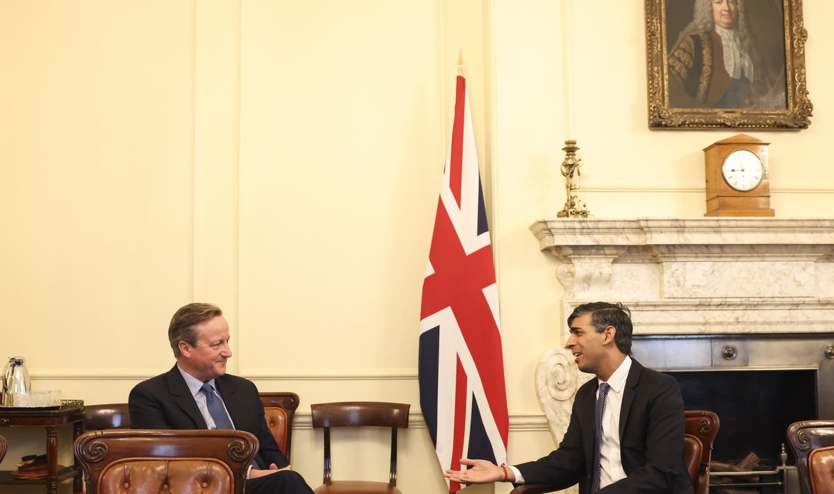 Kuna David Cameron (vasakul) parlamenti ei kuulunud, pidi Rishi Sunak talle kiirkorras hankima koha lordide kojas.