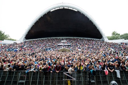 Eesti taasiseseisvumispäeval toimus Tallinna lauluväljakul Ruja suurkontsert. Laulukaare alune oli rahvast pilgeni täis.