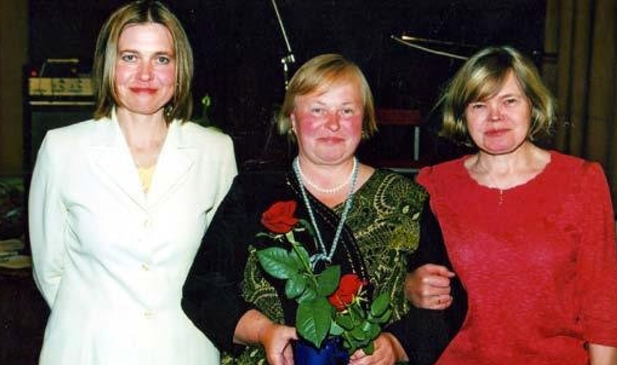 Puhja Maanaiste Seltsi esinaised (vasakult): Katre Pruusapuu, Nelli Uustalu ja Ruth Tuvike