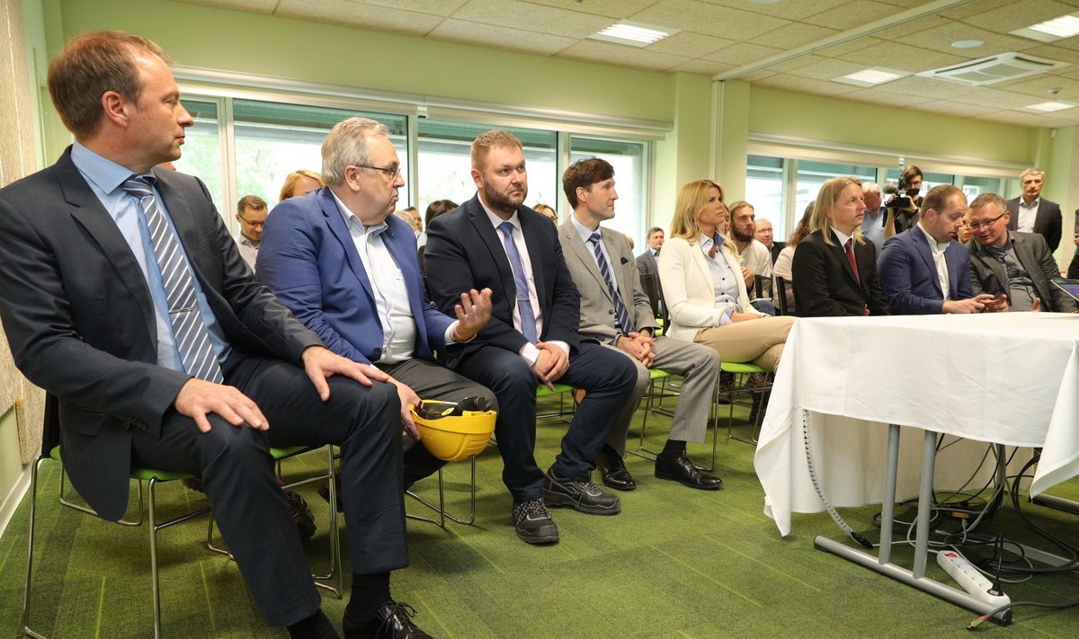 Vasakult: Eesti Energia juht Hando Sutter, nõukogu juht Väino Kaldoja, keskkonnaminister Rene Kokk ja rahandusminister Martin Helme
