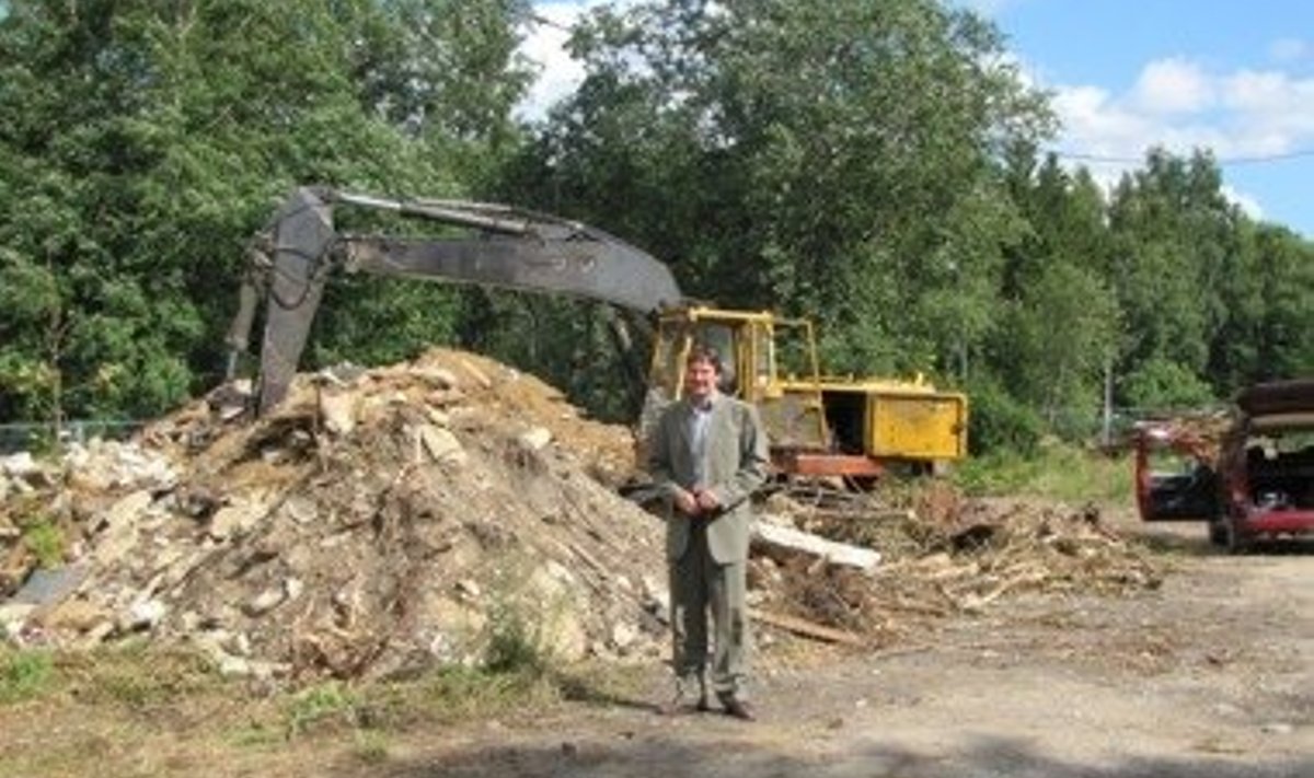 Saku vallavanem Kuno Rooba tutvus lammutustöödega tulevase Nõlvaku lasteaia krundil Laagris Kaselaane 1 / Vanasilla 31a 8. augustil.