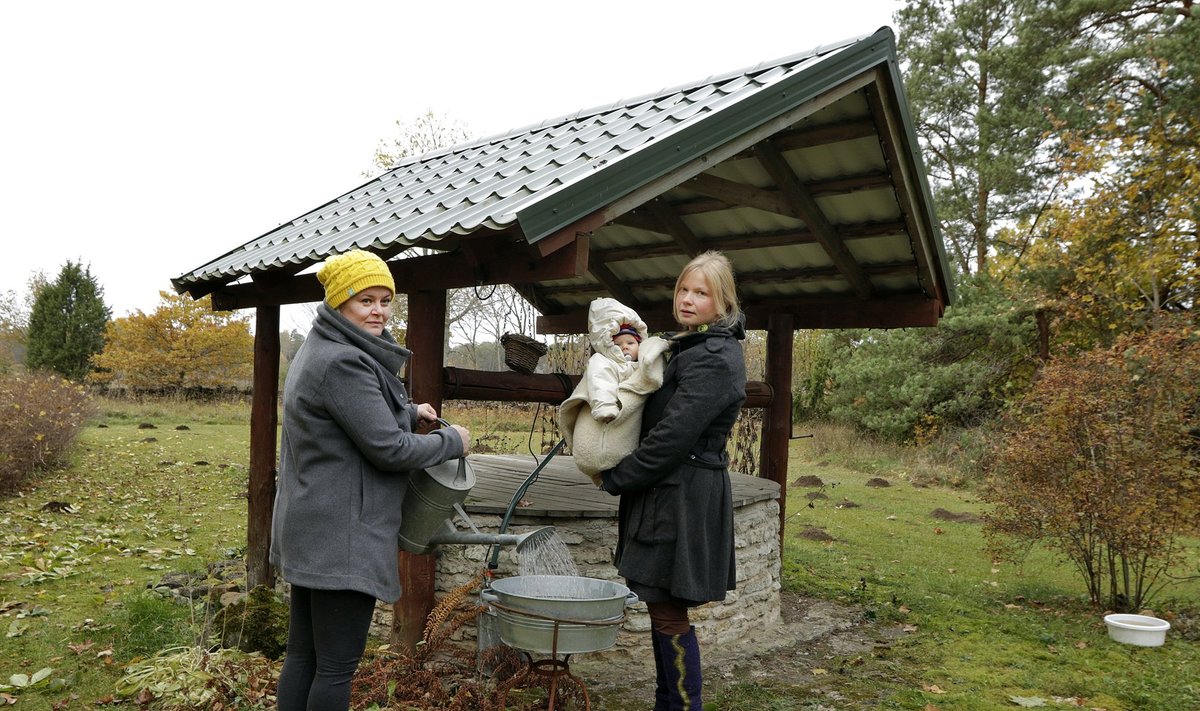 Haavakannu talli perenaine Annika Klemets koos oma 4- kuuse tütre Astrid Lenoga ja Kodasoo külavanem Katrin Pahk Lubjaahju talu kaev, Kaberla küla, Harjumaa.