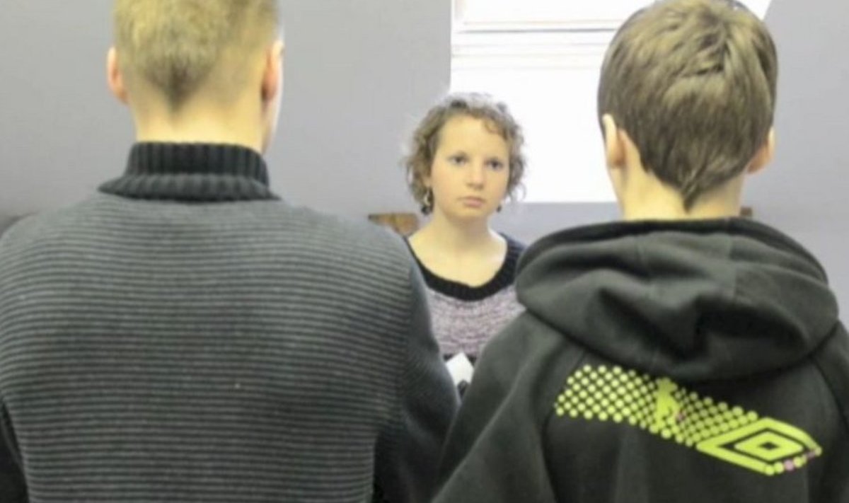 Tõstamaa kooli poisid vabandavad, nende ees seisab Eesti Päevalehe reporter. Foto: kaader videost