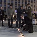 ФОТО DELFI: Свечу в память жертв депортации зажег и президент Ильвес