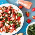 RETSEPT | Maasika ja röstitud lehtkapsa salat maasika-mooniseemnevinegretiga