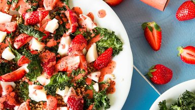 RETSEPT | Maasika ja röstitud lehtkapsa salat maasika-mooniseemnevinegretiga