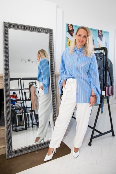 PR-tegelase Katrin Jaaska kaunis jume tuleb esile just värskes valges ja pastelses sinises, mis loovad mõnusalt kevadise meeleolu. Valged kontsaga kingad ja kõrge värvliga püksid moodustavad harmoonilise koosluse.