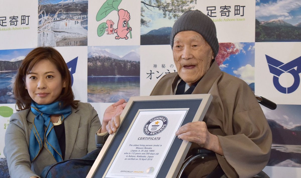 Masazo Nonaka oma Guinnessi rekordite raamatu sertifikaati kätte saamas