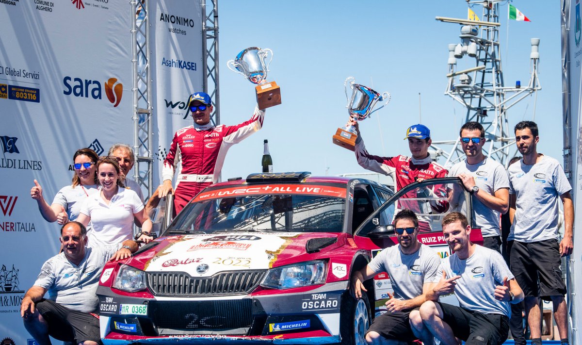 Pierre-Louis Loubet tähistamas 2019. aasta Sardiinia ralli WRC 2 Pro klassi võitu.