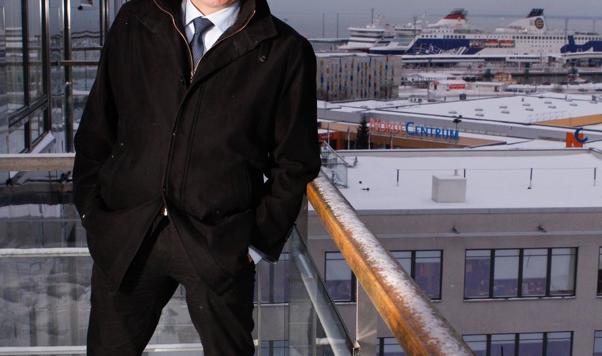 Peter Ingman armastab Eestit. Fotol seisab ta oma Tallinna-kodu rõdul.