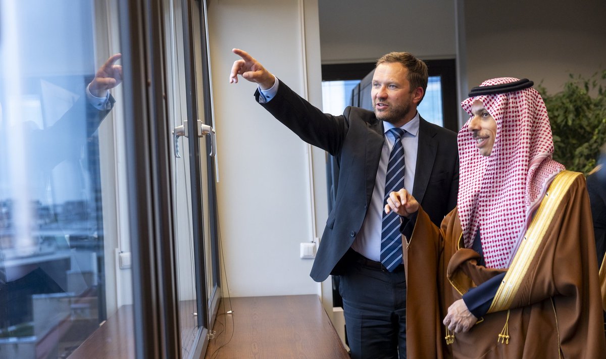 Välisminister Margus Tsahkna sai kolleeg Faisal bin Farhan al-Saudile näidata suurepärast suveilma: varjuline, niiske ja jahe, nagu araablaste paradiisis.