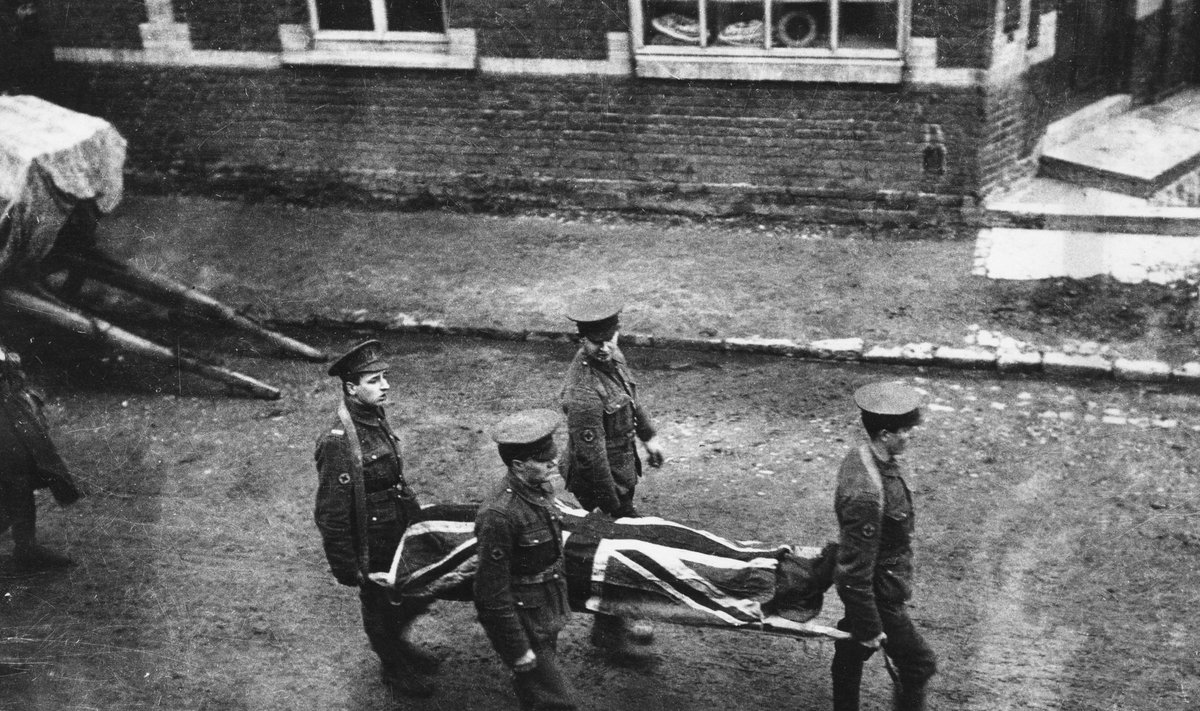 Sajad tuhanded asumaadest pärit sõdurit andsid brittide eest võideldes elu, kuid jäid aust täiesti ilma. Fotol Briti sõduri matused 1914. aastal Prantsusmaal Estaires’is.