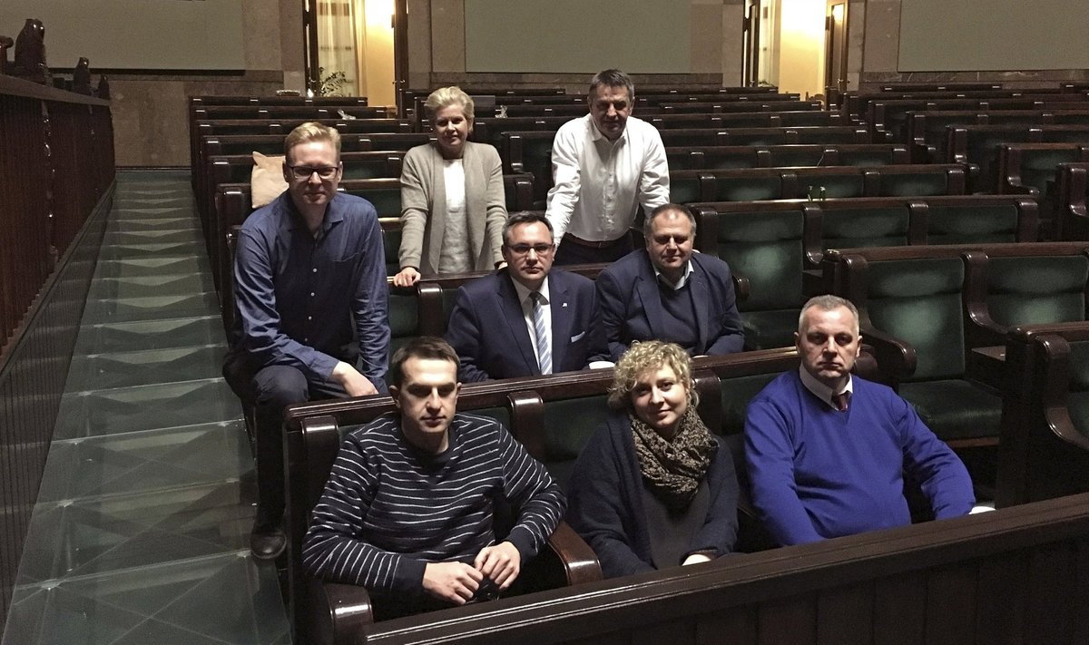 Poola opositsioonisaadikud istuvad juba 16. detsembrist vahetustega seimi saalis ja keelduvad „okupatsiooni” lõpetamast, enne kui tehakse uus eelarvehääletus.