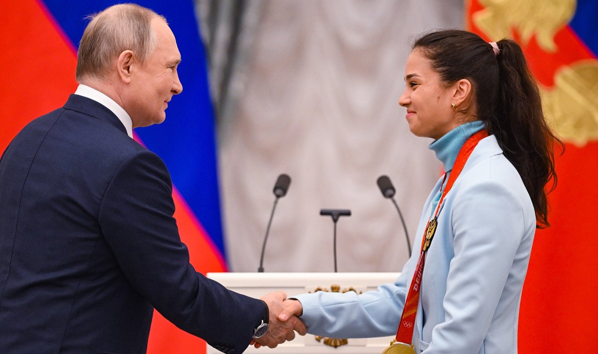 Vladimir Putin ja Veronika Stepanova 2022. aasta aprillis.