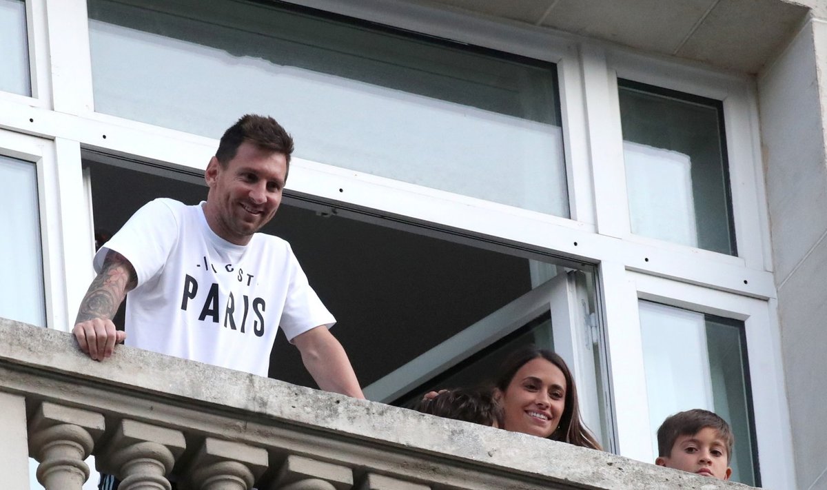 Lionel Messi koos perega Pariisi hotelli rõdult PSG fänne tervitamas.