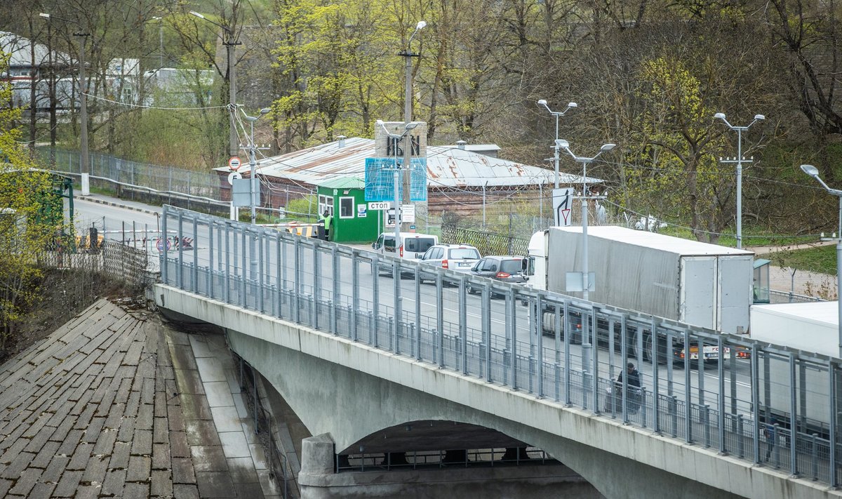 Rekkad ületamas Narva piiripunkti.