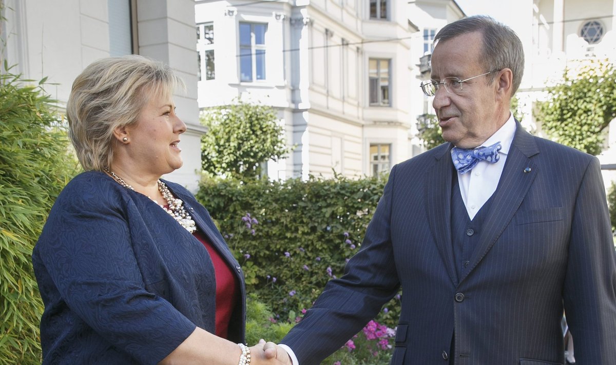 President Toomas Hendrik Ilves ütles riigivisiidil Norrasse, et tahab Eesti territooriumile alalisi NATO baase. Pildil tervitab Ilves Norra peaministrit Erna Solbergi.