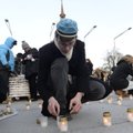 ФОТО DELFI: На площади Вабадузе зажигают свечи в память депортированных