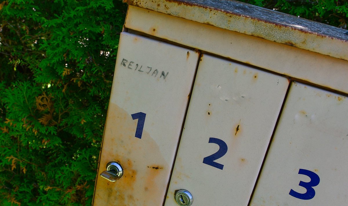 Villu Reiljani kodupostkast Palamusel. Kastide numbrid sümboliseerivad kui kohtuastmeid, mida mööda eksministril tuleb maadevahetuse saagas turnida. 