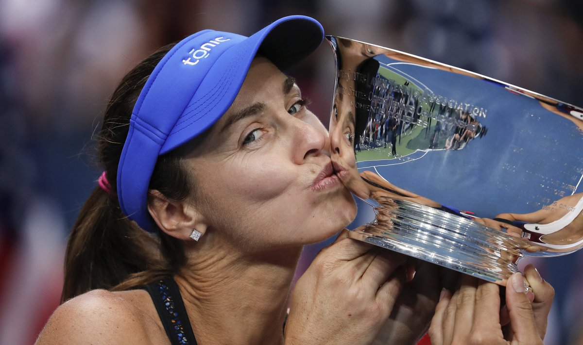 Martina Hingis tänavuse US Openi paarismängu tiitliga.