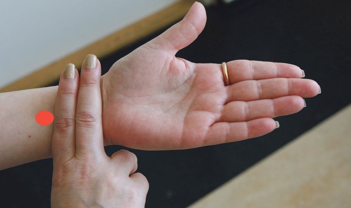 Südamekaitsepunkti leiate randmelt kahe keskmise sõrme abil.