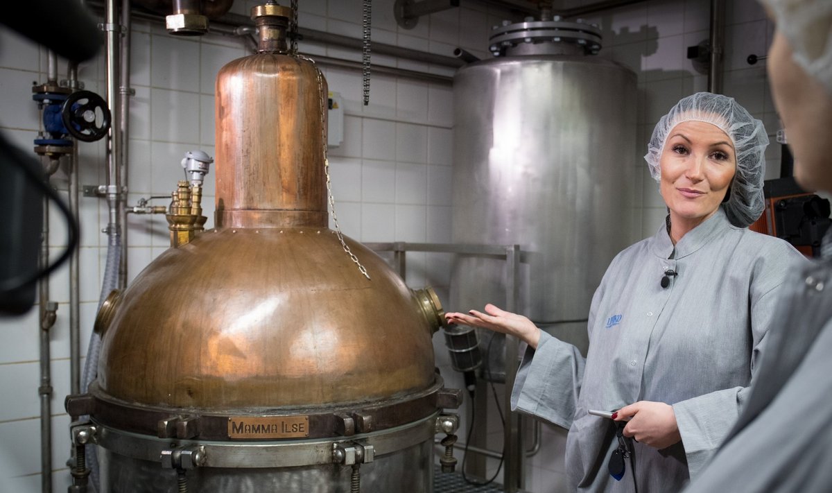 Liviko projektijuht Nino Feštšin tutvustab üle 100-aastast Mamma Ilse nimelist vaskkatelt, mida kasutatakse destilleerimiseks. Katel sai nime ühe Vana Tallinna likööri looja Ilse Maari järgi.