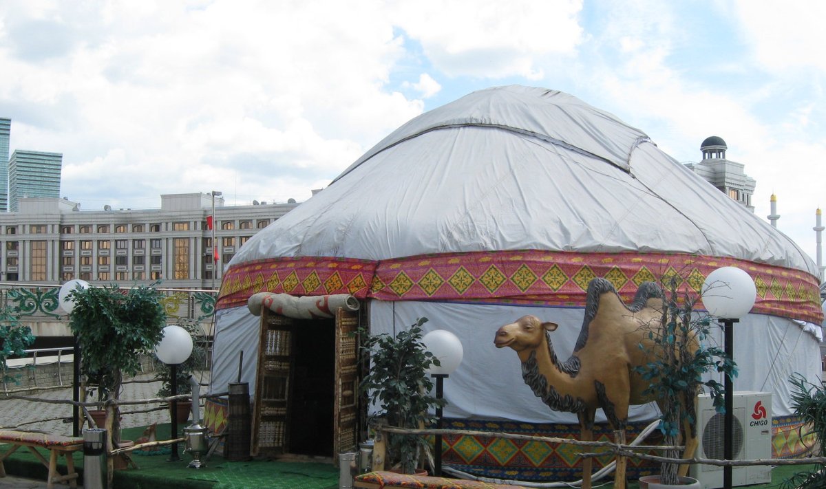 Rahvusrestoran-jurta keset Kasahstani pealinna Astanad.