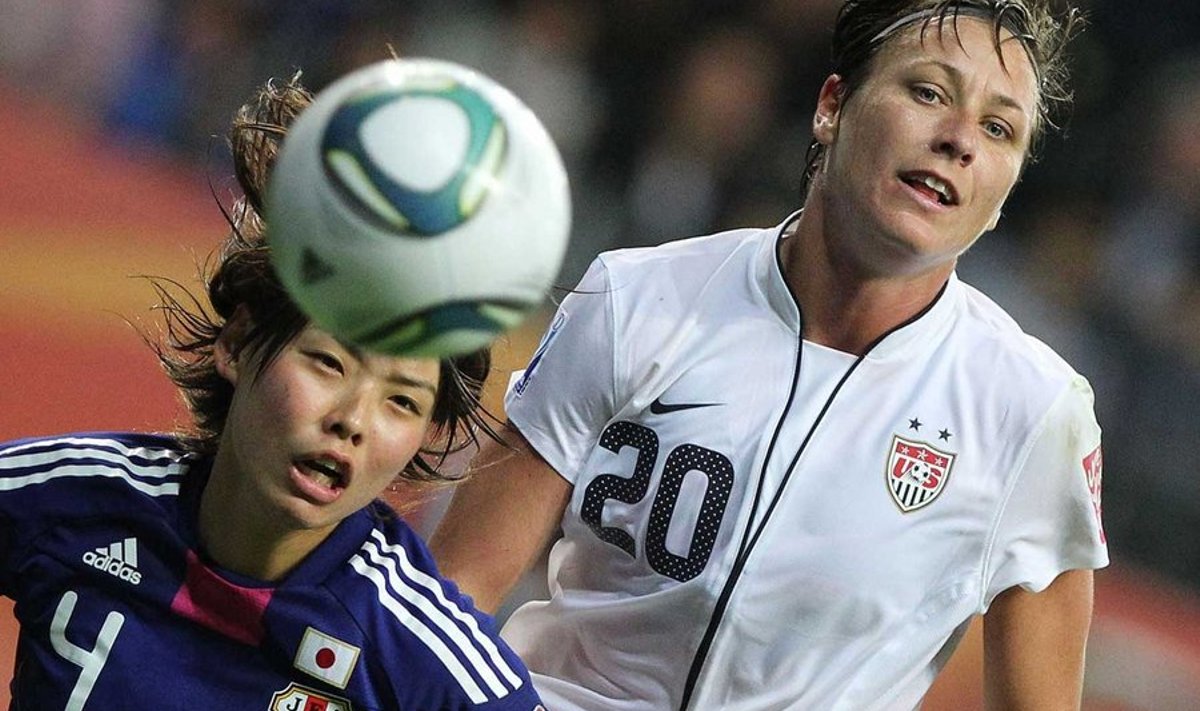 Palli pärast võitlevad USA ründaja Abby Wambach (valges) ja jaapanlanna Saki Kumagai. (Foto: AFP/Scanpix)